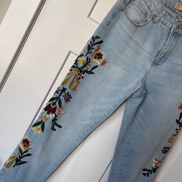 Sandpiper Denim - Sandpiper Petite Light Blue Jeans with Multicolor Floral Embroidery 8P